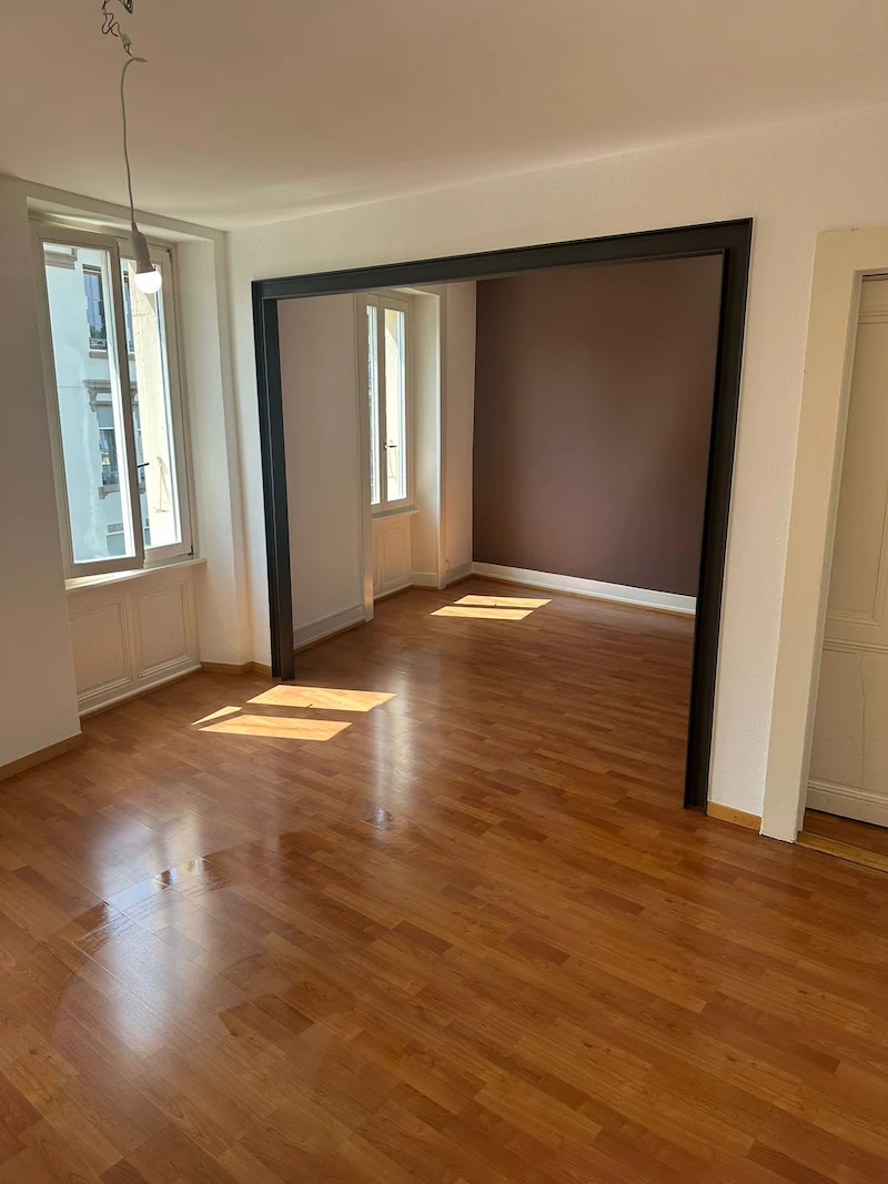 Appartement nettoyé — parquet lumineux